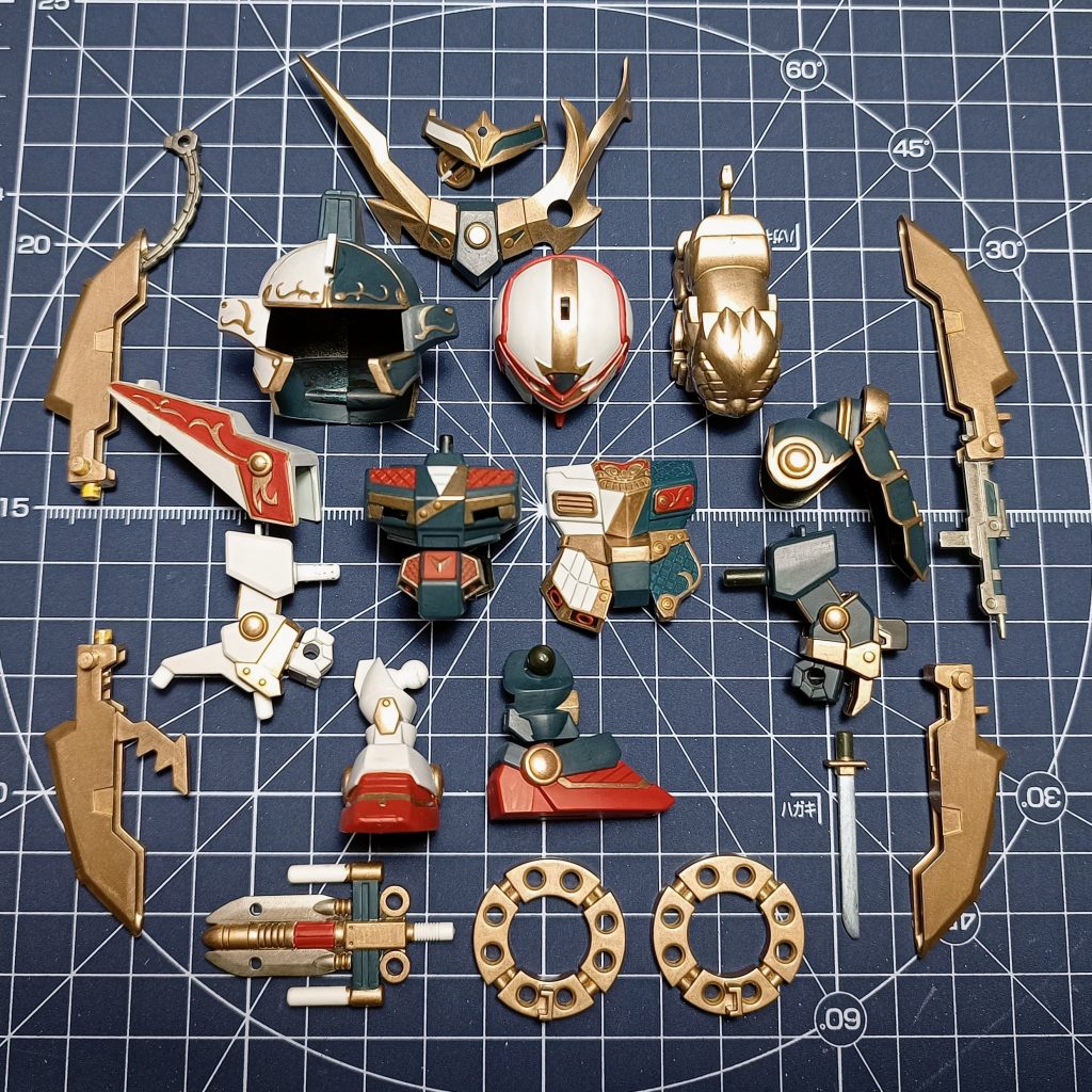 塗り分け途中の一枚。合わせ目は目立つとこだけなんとかして、兜飾りと刀を尖らせました。