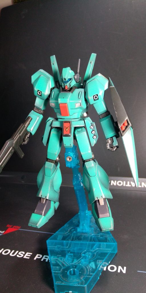 ジェガンはモノトーン系なカラーなので黒をベースにグラデーションを狙い塗装しましたが、なかなか自然な感じとは行かず、ごまかしにシルバーでエッジ部分に塗装剥がれぽくドライブラシ仕上げとなります！今回はデカール無し仕上げです。