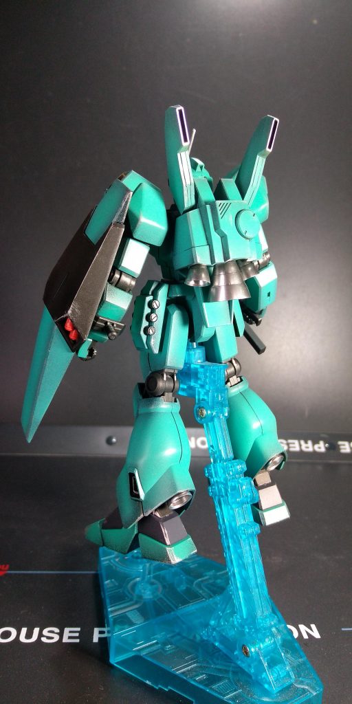 バックショットです。脚部のバーニア上部の合わせ目消しは３機目にて初めて上手に消せましたスラスター内蔵の肩部分はスラスター内部の塗り分けがあり今回も諦めました。