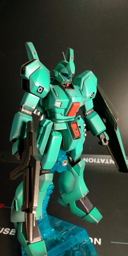 写真の取り方で色目が変わりました。実物は最も濃く見えます。息子はドーベンウルフの色みたいと言ってくれました...。