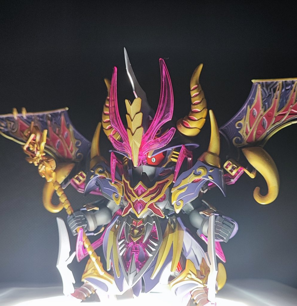 ⬆マントを展開した姿もカッコいいキットですね！