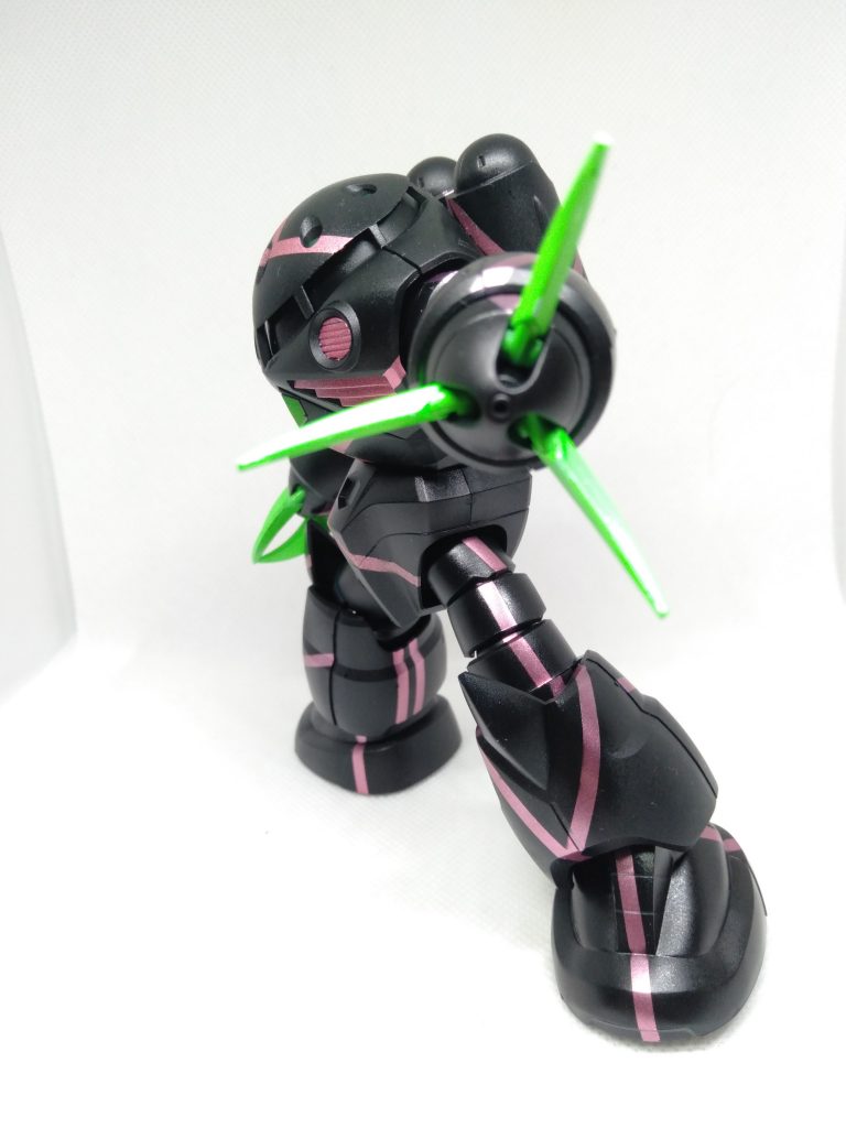 カッコつけた画像。初めてメタル系の塗料を使いました。筋彫り、デカールはしてません。ウェザリングもしてませんが、塗装は汚いです(笑