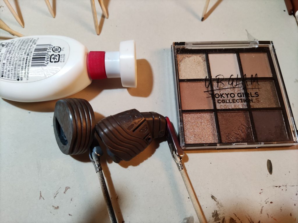 オラのアッガイは、トーキョーガールズコレクション。100均ですが、ブラウンと、ブラックのアイシャドウと、水、ボンドを1:1:1:で混ぜ混ぜ。塗ってみたらビックリ。金属感出ます。少し化粧ノリが悪いので、ボンド多めのがいいかしら。以上です。サビ塗装に挑戦しましたが思いの外楽しかったです。最後まで見ていただきま、ありがとうございました。