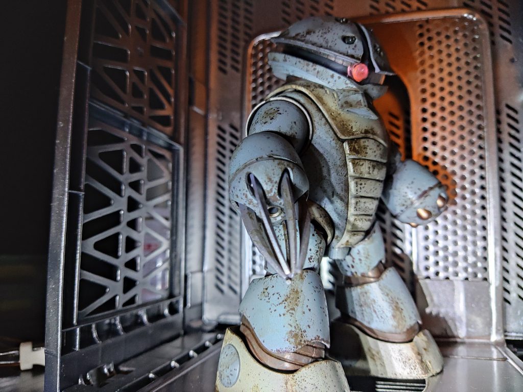 斜め下から。夜道であったら、ちびりそう。