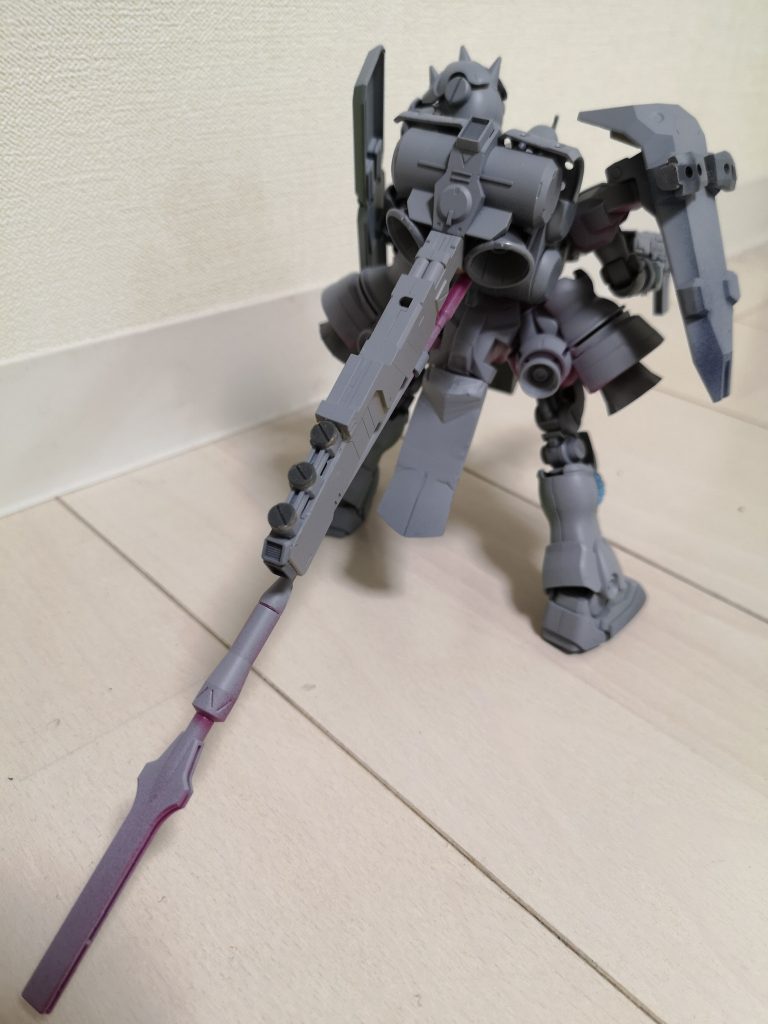 背中です。槍は後ろにマウント。ここ以外に邪魔にならなそうな場所はないだろうと
