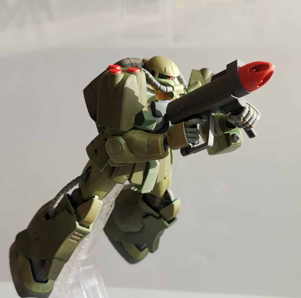 手持ちのミサイルランチャーは先端を赤く塗装