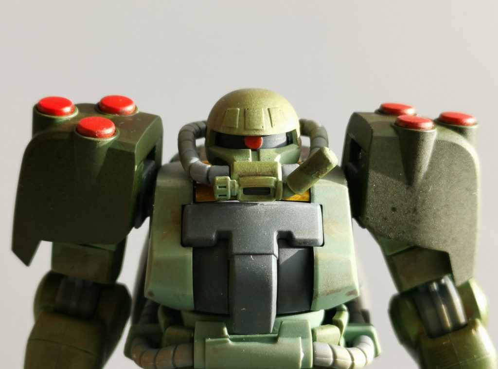 顔にはザクマリナーのセンサーをつけました。あれセンサーらしいんですよね