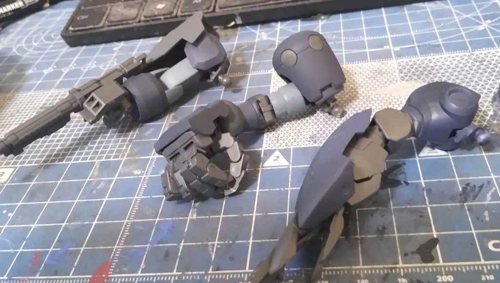腕取付部ディランザとデスアーミーはボールジョイント部の径を調整したくらいでほぼポン付け、水中仕様のズサの肩は3mm穴だったので変換アダプター的なものを制作しました。