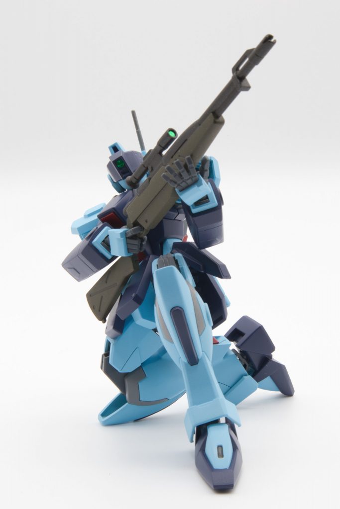 ジムスナイパーⅡのように膝にボリュームが無いので膝立ち射撃ポーズを取るのに苦労しました、、、