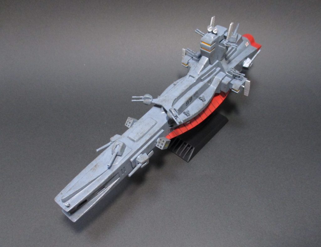 基本工作は改造なしの素組です1st放映当時のアニメキットでややディティールが少ないのが気になったので、ウォーターラインシリーズの対空気銃と探照灯を装備してみましたほとんどわかりませんが、主砲と副砲の先端はピンバイスで開口しましたが、本当にほぼわかりません艦船はMSと違い画に動きがほとんどないので、機銃や砲塔の角度を真正面や真後ろ以外に接着して、上から敵MSが来ている様な想像できる余地を作りました