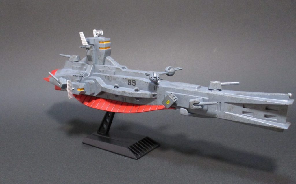 合わせ目処理を丁寧に行ったので塗装も丁寧に行うつもりが、製作時のプラ粉が完全に洗浄しきれておらず、塗り進めていた途中で塗装表面に少しプラ粉のダマが浮いてしまうアクシデントが丁寧な塗装は諦めて、荒っぽい塗装に路線変更することに