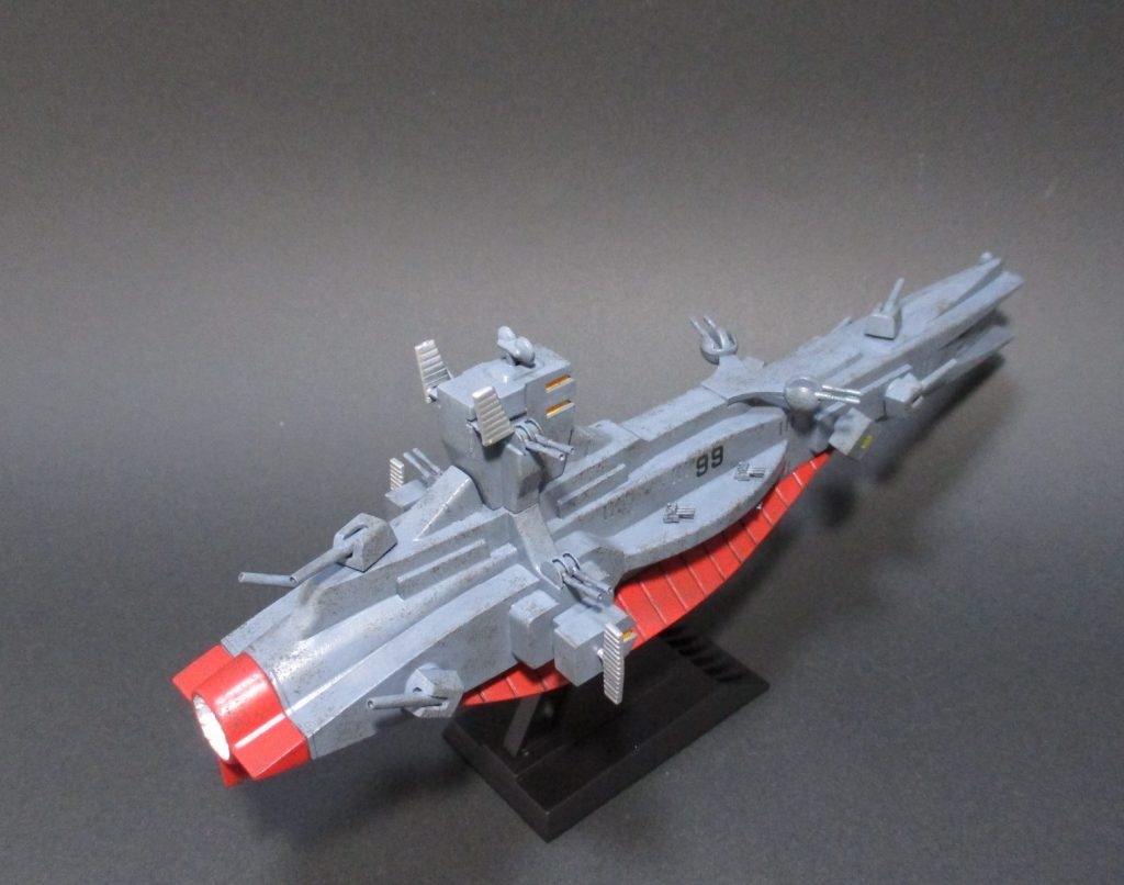 基本塗装に使用した色タミヤアクリル、オーシャングレイ2、佐世保海軍グレイ(ライトグレイも使用したような気がします)水性ホビーカラー(境界戦機カラー)、メイレスケンブレッド、メイレスケンブイエローガイアカラー(鉄道色)ステンレスシルバー基本塗装後に一度光沢のクリアーコートし、デカール貼り付けウェザリングカラーで軽めにウォッシュを入れた後に、スポンジチッピングクリアーコート以外は全て筆塗りですが、船体のグレーのみ筆で叩く様に塗装して塗装面に表情が出るようにしました発売から現在まで定価400円で買えるキットですが、合わせ目の処理さえしてやれば、現在の目でも違和感なく成立するのに驚きです