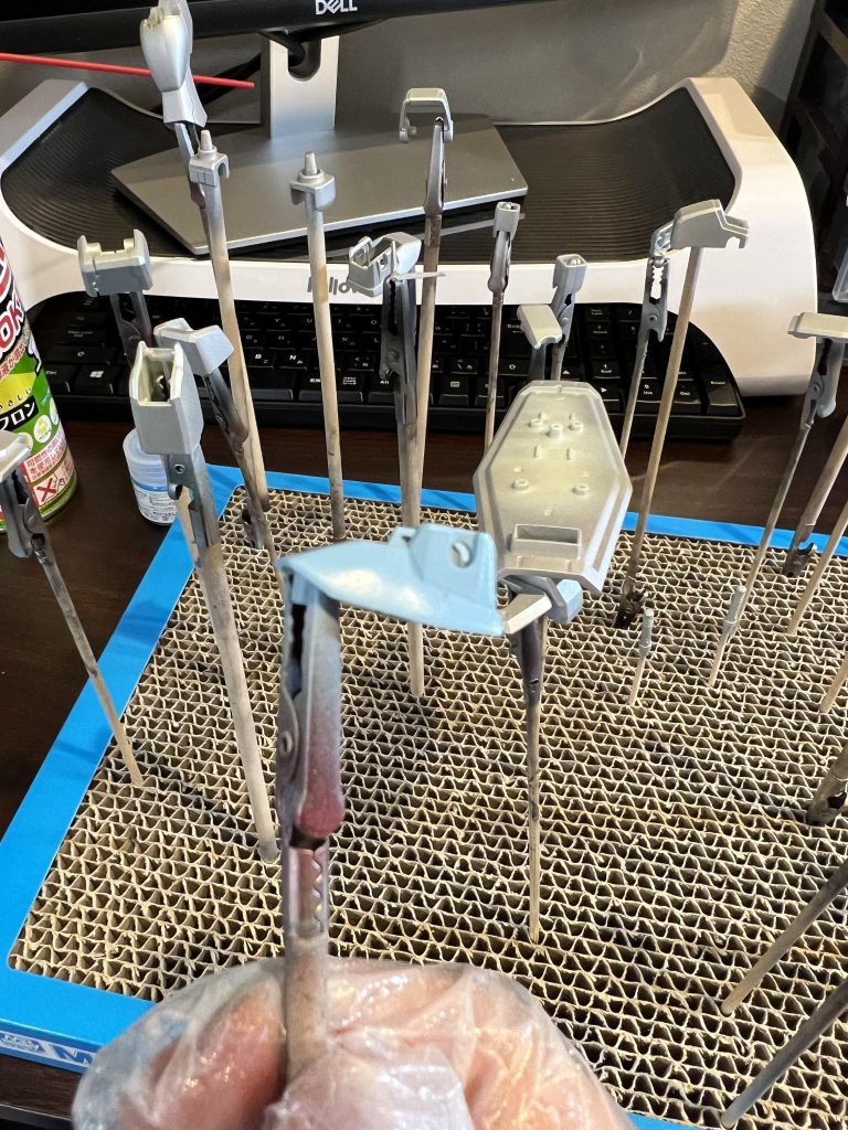 銀サフ→ラスキウスの空色顔料がきつそうな塗料だったのですが、エア圧高めに吹くようになったからか特に詰まる事もなく、濃い目の塗料で一気に塗れて楽でした。ただ色味は白が沈むと言われているように思ったより白くならないのが難点かな?