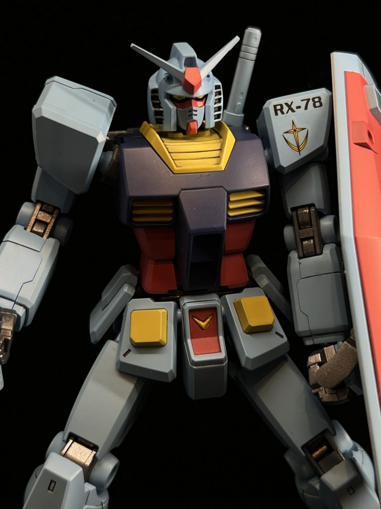 気付いたら埃を噛んでいるので、環境を綺麗にするのと乾燥させる場所にカバーがないとダメかなと・・・。股間のエンブレム?は部分塗装してみるのこれで3度目なのですがマスキング塗装が上手くいかず、全部剥がして結局筆塗りしました。