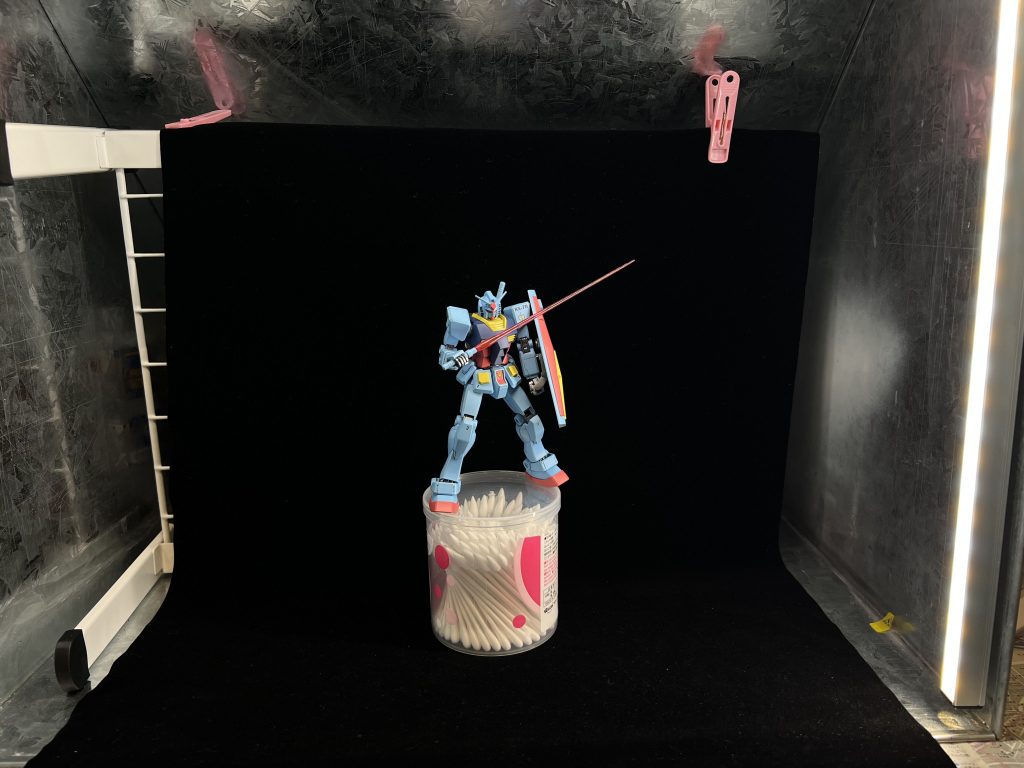 撮影している所カメラアイにライト当てる為に綿棒のケースに載せてみてたのですが、全体を撮るとコミカル