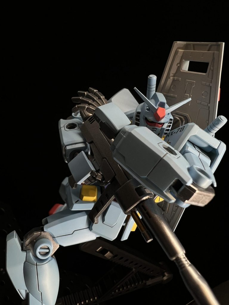 凄く外連味効かせたポージングのNT撃ちこのキットだと腰がそれ程動かないので連ジの時みたいな脇を覗き込んだ大仰なポーズが出来ないのが残念。こういう所を改造して再現出来るようになりたいですね。余談ですが、NT撃ちを久しぶりに見てみたいなと検索してみたら定義が凄く広義になっていて今だと予測撃ち=NT撃ちと認識されてるみたいですね。僕のイメージだと初代ガンダムや百式のする背面撃ちみたいな死角への無理やりな射撃を指してると思ってました。