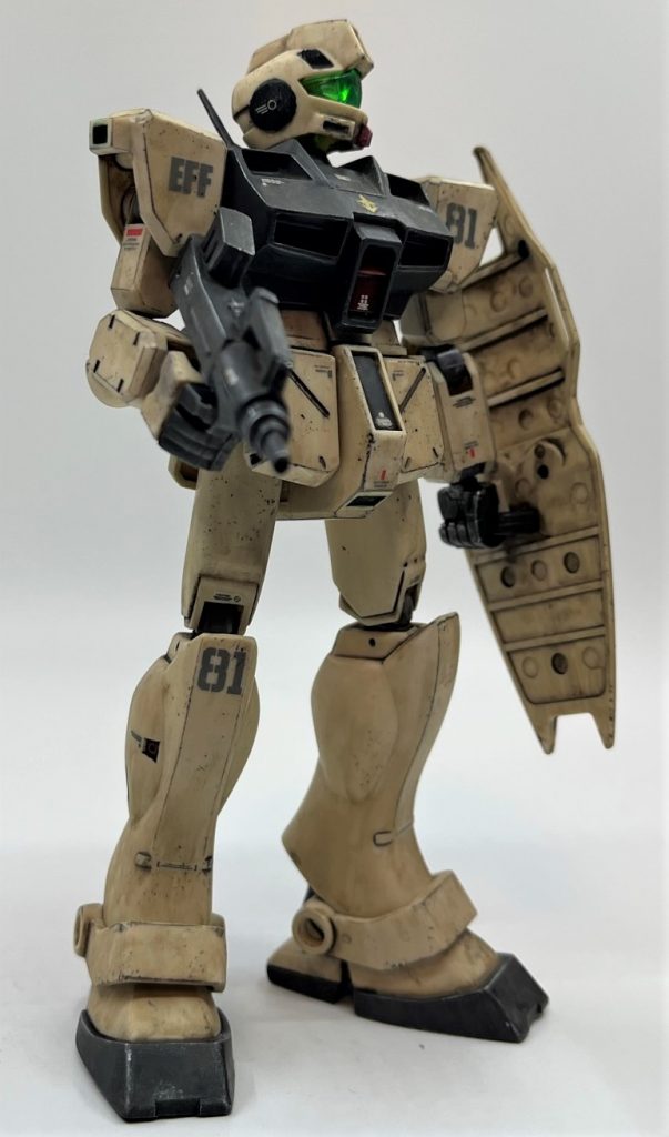 ウェザリングは使い慣れたクレオスのウェザリングカラーを使いました。今までの制作同様、べったりキットに塗りつけて、薄め液を染み込ませた綿棒で擦り取っていきました。ウェザリングカラーは塗膜を侵しづらいというのが売り文句ですが、果たして生粋の水性塗料のアクリジョンが耐えられるのかが懸念要素でした。結果としては問題無しでした。1週間程度乾燥させたアクリジョンつや消しクリアの上に、何も考えずバシャバシャとウェザリングカラーを塗りたくり、薄め液を浸した綿棒でごしごし擦りまくりましたが全く問題なかったです。ただ、一部パーツの隙間から薄め液が滲み出た状態で数時間放置した箇所があり、そこはツヤ消し塗膜が侵されて少し剥離していました。薄め液をしっかり拭き取れば問題ないと思います。