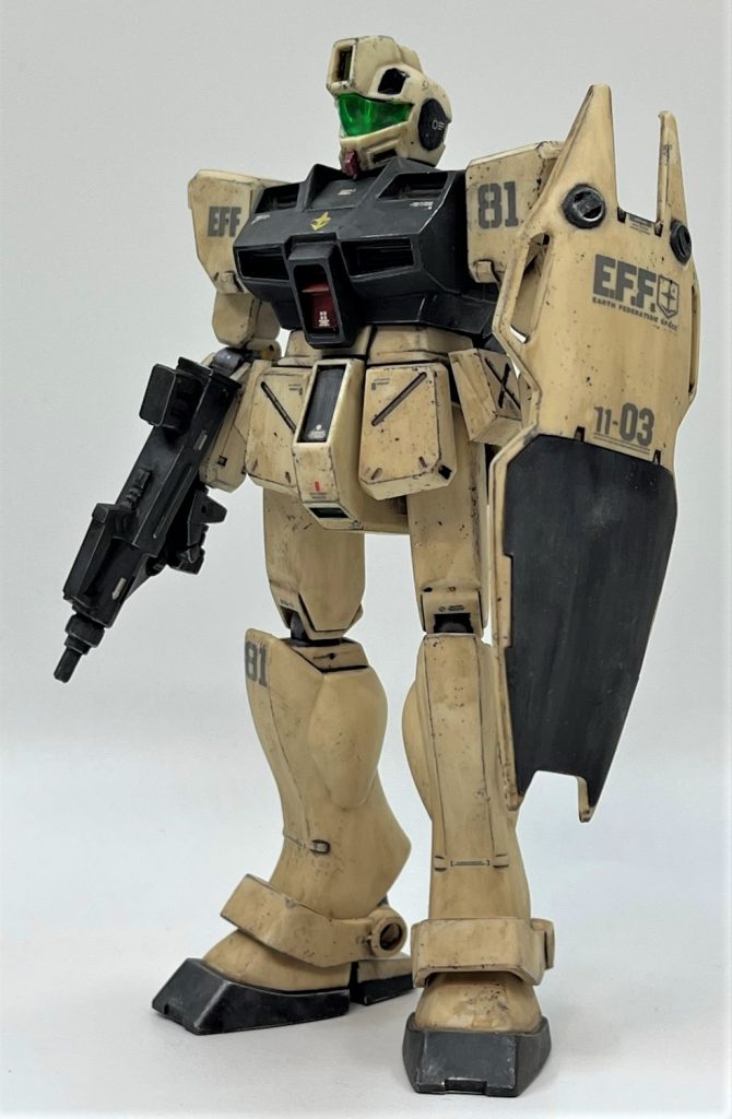 大面積の塗装は避ける＆キットそのものの味わいを感じる為、工作は合わせ目消し、甘いスジをちょこっと彫り直したのみで仕上げました。成形色活かしで、唇や耳、バーニアの内側等の足りない部分を筆塗りで補完しました。筆塗り前提なので組み立て時に後ハメ化に頭を悩ませず、躊躇なくガシガシ挟み込んでバンバン接着できるのは爽快でした(笑)