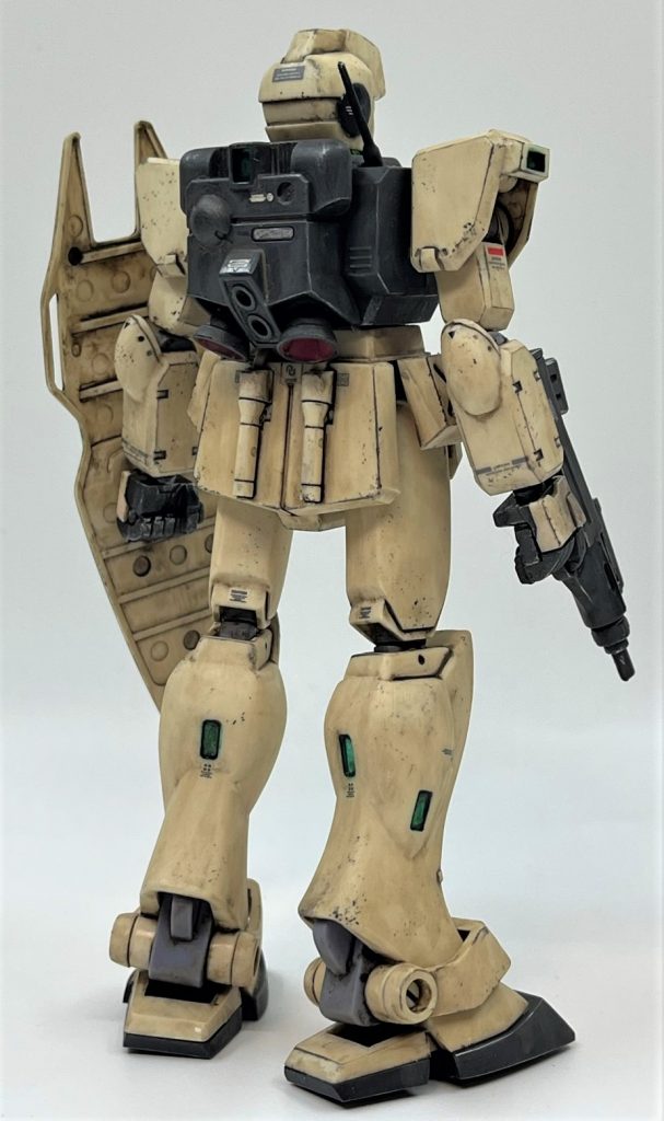 使用した塗料はアクリジョンがメインで、一部エナメル塗料、あとはガンダムマーカーも部分使いしてみました。アクリジョンは全く臭いがなく、水だけで洗浄できるので非常に便利ですね。しかも安価でどこでも手に入るという点も個人的に非常に大事なポイントです。今回はちょこちょこ部分塗りしかしませんでしたが、大面積を綺麗に塗るには練習が必要だと感じました。まずは部分塗装で感触を掴みながら気長にステップアップしていきたいと思います。