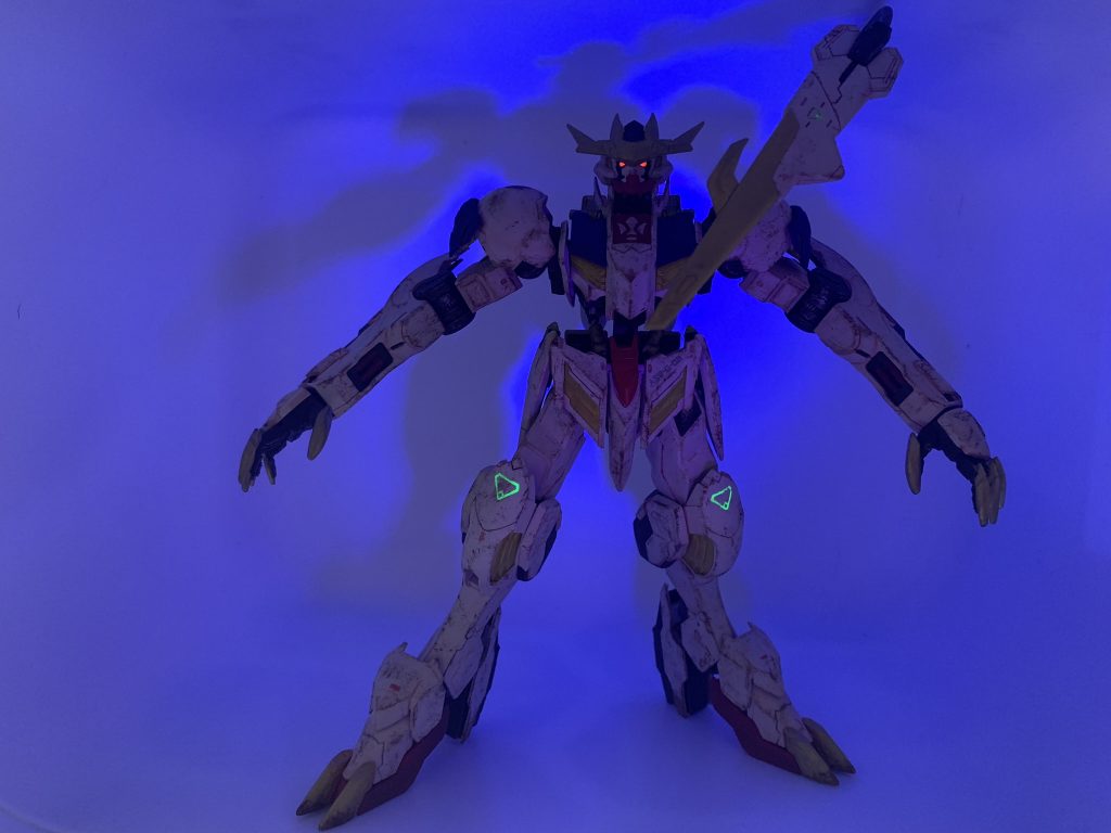 蛍光塗料を使っているので目と膝のマークは光ります。