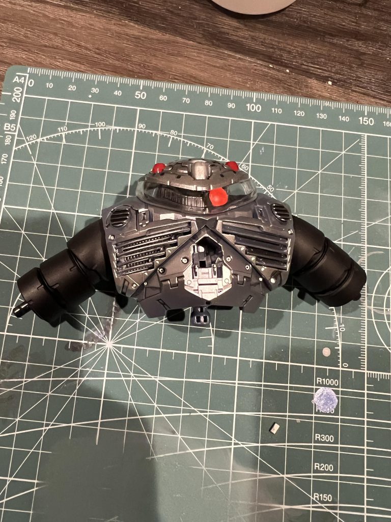 内部フレームメカ類はシルバー（クローム）で塗装。フィンはぽろぽろ落ちそうなので接着剤で固定しちゃいました。モノアイは蛍光色で塗りました。