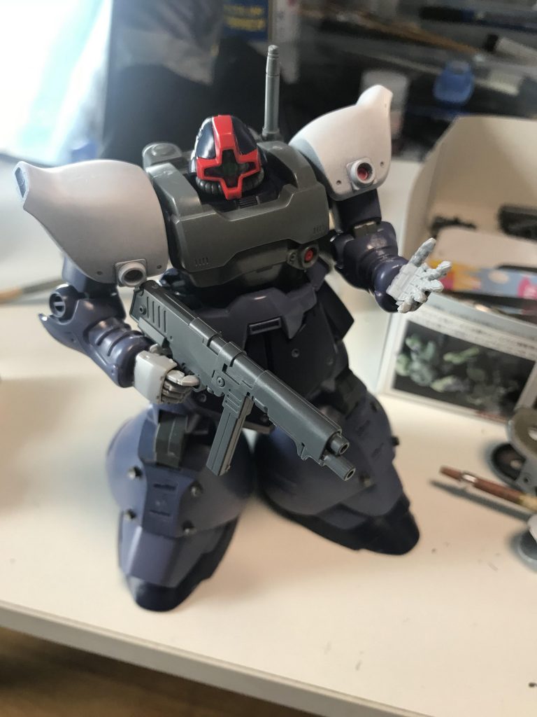 平手の追加　合わせ目消し　ザクⅡからマシンガンを拝借　あえてモノアイのクリアパーツを外して作成しました