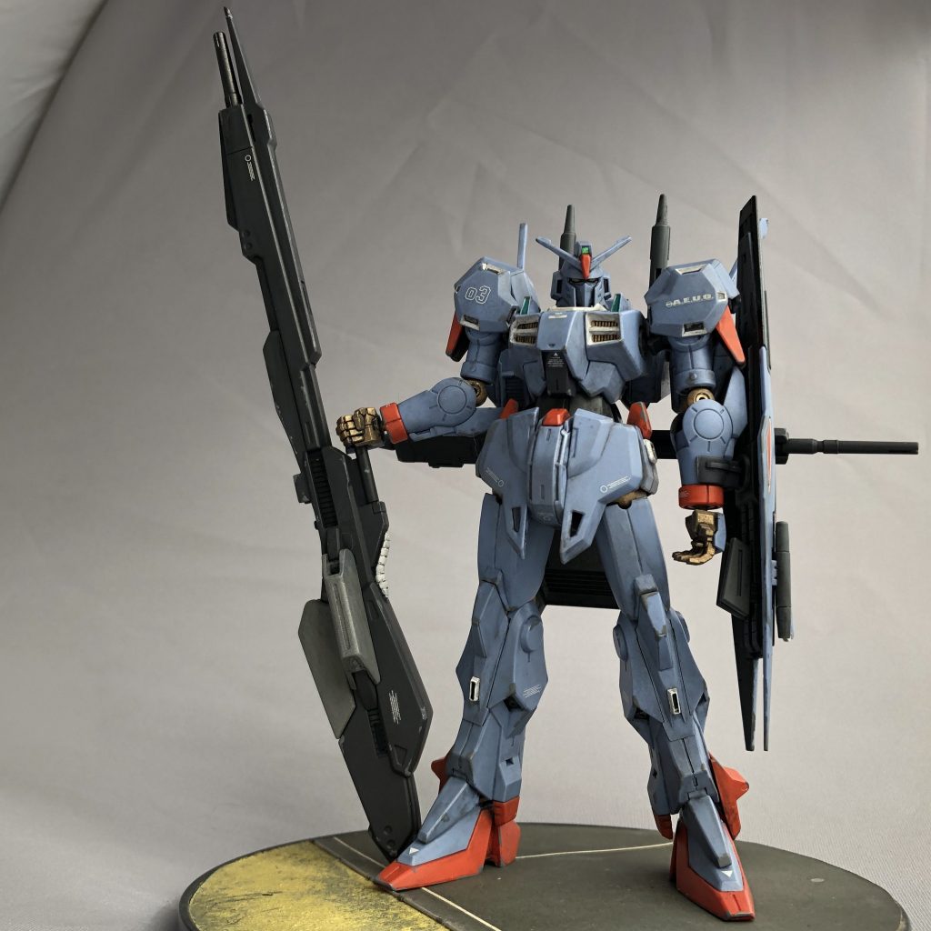 ところで、mk-IIIはアナハイム・エレクトロニクス社製ですが、私はこの時期のエゥーゴ機にはAEマークは付け無いようにしています。エゥーゴは、いっても非合法?組織な訳ですから建前上はAE社からのMS提供は公に出来ないはず。エゥーゴのMSにAEマークが付けられるのは、早くてもダカールでのシャアの演説以降だと思うので、それ以降の開発MSだとするとZZ?ぐらいだと思うんです、AEマークが付けられるMSは。