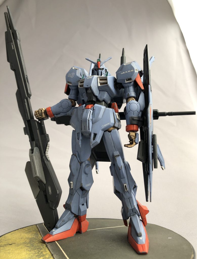 ガンダムmk-IIIの元ネタの一つに「エルガイムmk-II」があるという話を聞き、そっち寄りのカラーリングにすべく、赤い部分をエルガイムmk-II的オレンジに置き換える部分塗装を施しました。エルガイムmk-IIといえばバスターランチャーが印象的なのでソレっぽくメガランチャーを持たせてみました。間接部は真鍮色風の塗装にして「ヘビーメタル」っぽさを狙ってみました。また、G.F.F.版ガンダムmk-IIIを参考にディテールアップや差し色を加えています。