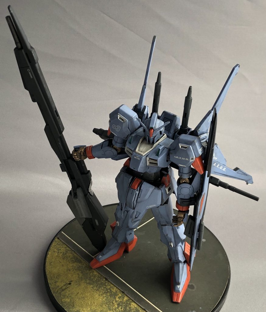 ガンダムmk-IIIはそもそもZガンダム本放送時にティターンズ用MSとして登場する予定の機体だったそうですが、「ガンダム出過ぎじゃね?」と言う理由で没になったとのこと。平成以降のガンダム作品では敵も味方もガンダムだらけですから、当時はストイックだったようですwその後、Z-MSVの展開時にエゥーゴ側MSとして再設定され世に送り出されました。ティターンズより奪取したmk-IIのムーバルフレーム技術を解析し、より洗練されたムーバルフレームの試験開発機だったそうで、非可変機ながらフレーム以外の装備の換装を容易にし兵装・推進システムなどを作戦ごとに換装できるMSを目指して開発されたようです。mk-IIIの8号機はクワトロ大尉機として赤く塗装されたとのことですから、少なくとも8機は製造されたようです。