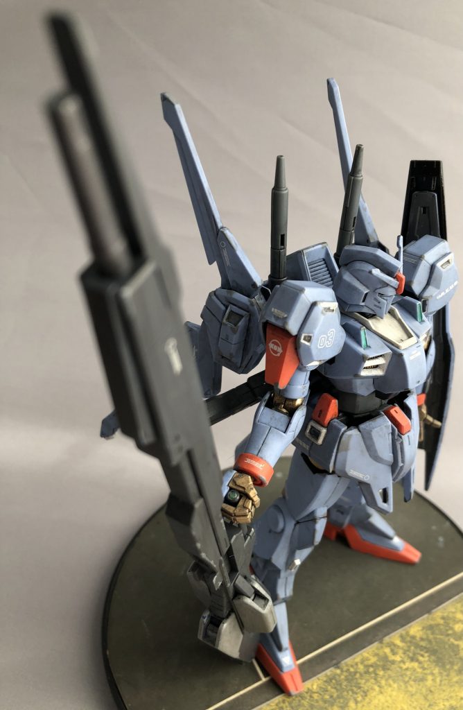 ということで、この機体は8機の試作機の内の3号機で、ムーバルフレームのさらなる研究のため、新素材にてフレームを作成した機体というというオラ設定です。作製後は評価試験を兼ね実戦に投入され、そこそこの戦果を残したと言うことにしました。反地球連邦組織であるエゥーゴが「ガンダムタイプ」を開発するというのは、その性能に期待するのと同時に1年戦争の連邦勝利のアイコンである「ガンダム」を戦線に投入することに寄り「義は我に有り」と言うことを示す「プロパガンダ」なのでは無いかと思います。そういう意味で試作ガンダムはホイホイと現場に投下されたのでは無いでしょうかと。パイロット受けは良さそうですが、規格外のMSを受け持たされる現場整備担当は迷惑だったでしょうね笑。