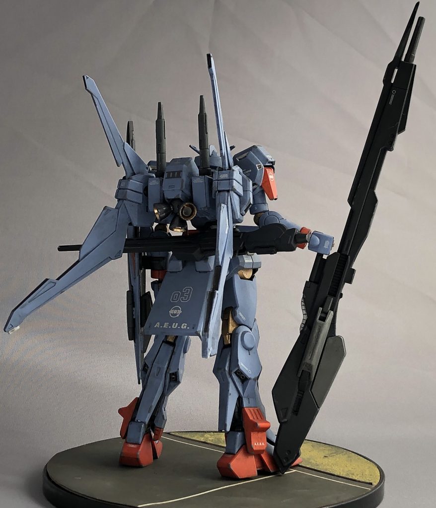 スマートで女性的な正面側のイメージとは対照的な重厚な男性的デザインの背面の意匠は、空間戦を意識したと思われるロングアーム姿勢制御ノズル付きのバックパックによるところが大きいです。ガンダムタイプはそれに続く量産型MSの試験体と言う役割もあると思います。ご存じmk-Iたる78シリーズはGMシリーズへmk-IIはGMIIの強化プランであるGMIIIの試験体やバーザムへmk-IVはmk-Vへつながりドーベンウルフへとそれぞれ繋がっているのにmk-IIIにはその子孫がおらず、進化の袋小路へ陥った機体にも見えます。