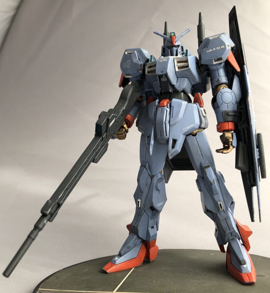 ビームライフルはデルタガンダムよりいただいてきました。キット付属のライフルは2丁とも出所不明の謎デザインなので(テルティウム由来ですが)デザイン的にはゼータ系の細いライフルが似合います。スネにG.F.F.を参考にスラスターを追加しました。