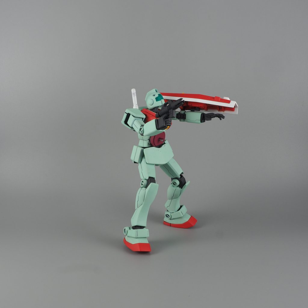 リバイブガンダムの胴体をがっつり穴をあけてそこにズゴックの爪をパテで固定して埋め込んでいます。頭はジムを使用して、腰、ヒザはプラバンとパテで製作