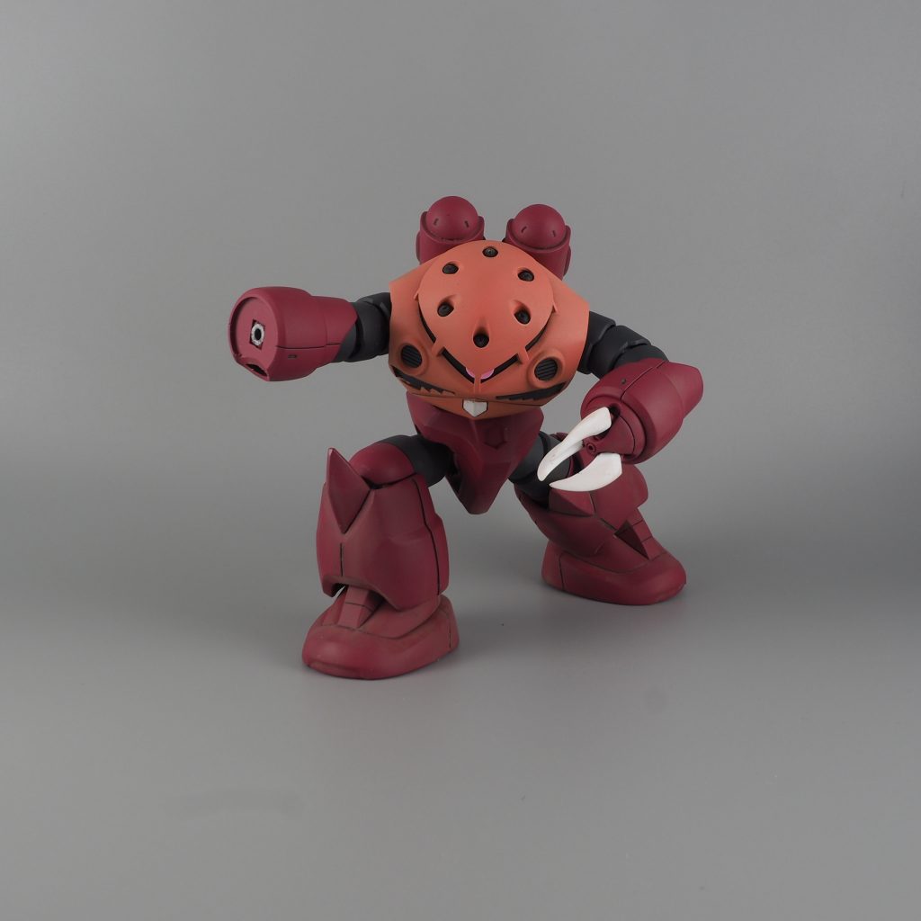 脚は蛇腹?グレー部?を短くしてます。左の足首はダブルボールジョインを埋め込みしています。腕は半固定、股関節は右側部を削りポーズとれるようにしています。