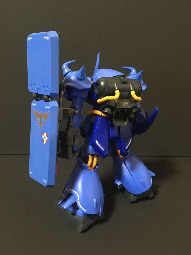 後方ショット1年戦争時の機体は動力パイプを胴体色と同色で塗装していましたが、ネオジオン時代は黄橙色で塗装することにしています。