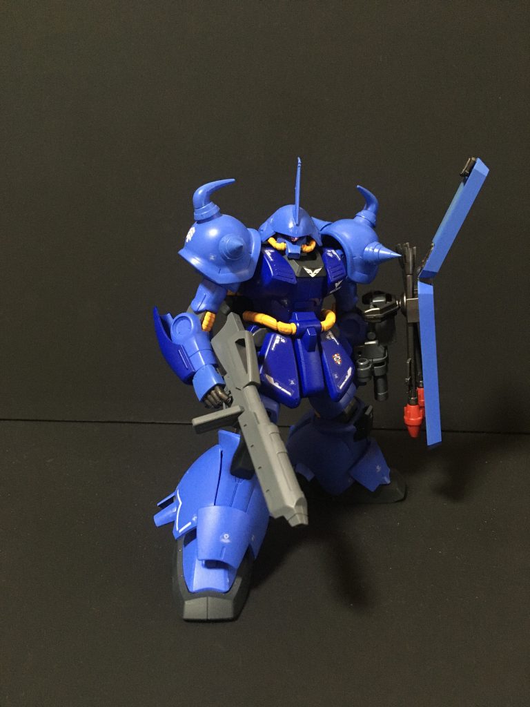 正面右側ジオン軍らしさを出すために頭部ブレードとショルダースパイクをビルダーズパーツ+グフカスタム用に変更しています。グフカスタムの三連装マシンガンとギラドーガのシールドを左腕に装着させてカスタム機感を出しました。90年代のネオジオン軍の想定なので武装はギラドーガのビームマシンガンとしています。マーキングはオリジン用をメインで使用しつつ、胴体部分は指揮官機として派手になるようにRGサザビー用とZガンダム用を使用しています。