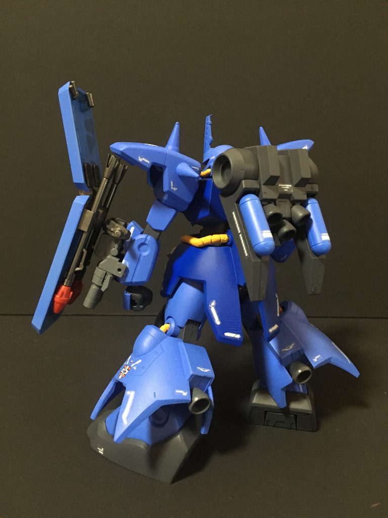 後方ショットザクⅢはHG最初期のキットなので合わせ目消しが大変でした。