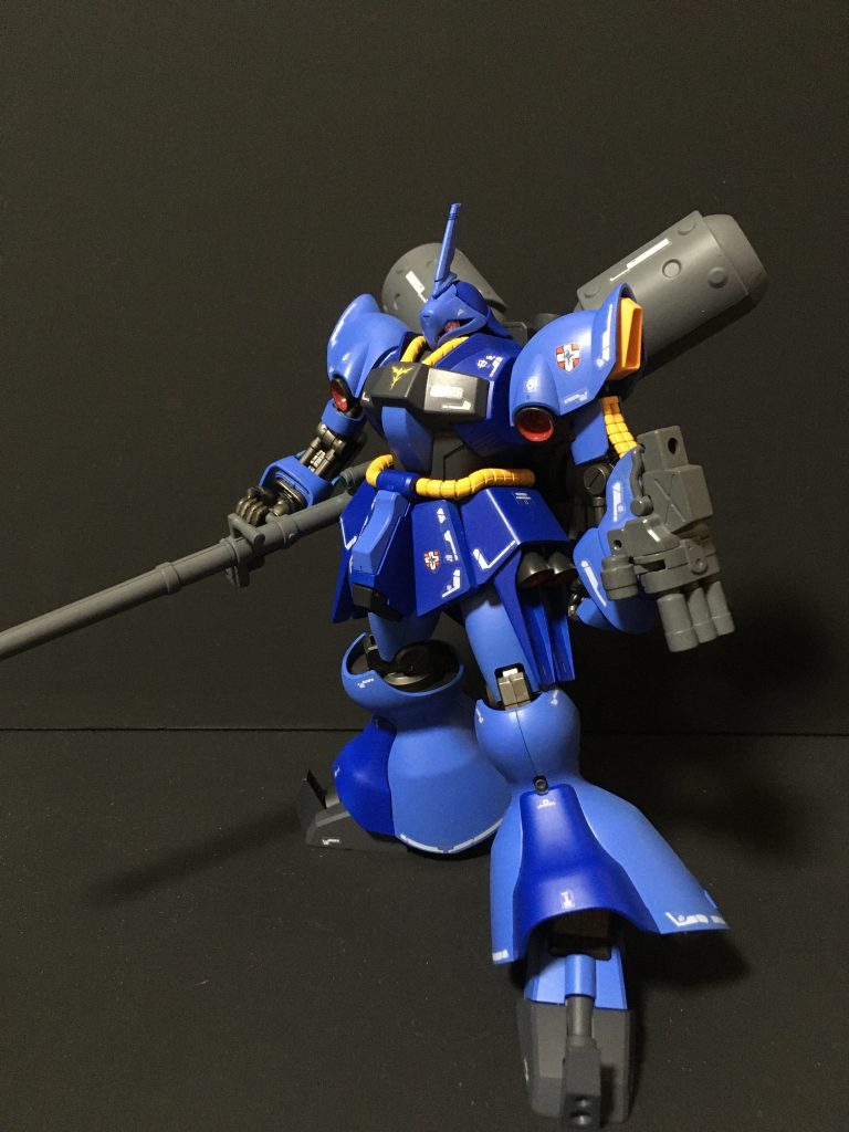 シールドを外した状態。グフカスタムの3連装マシンガンが似合います。