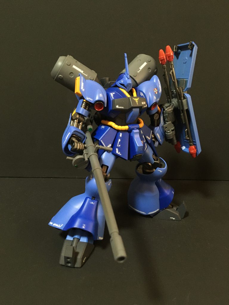 正面右側ニュータイプ専用機ではないので、ヤクトドーガの特徴である両肩のファンネル装着用の両肩シールドは外しています。重装型なので、ギラズールのランゲ・ブルーノ砲を装備させつつ、グフカスタムの3連装マシンガンとギラドーガのシールドを左腕に装着させています。頭部ブレードアンテナはビルダーズパーツに変更しています。マーキングはRGサザビー用を主に使用しています。