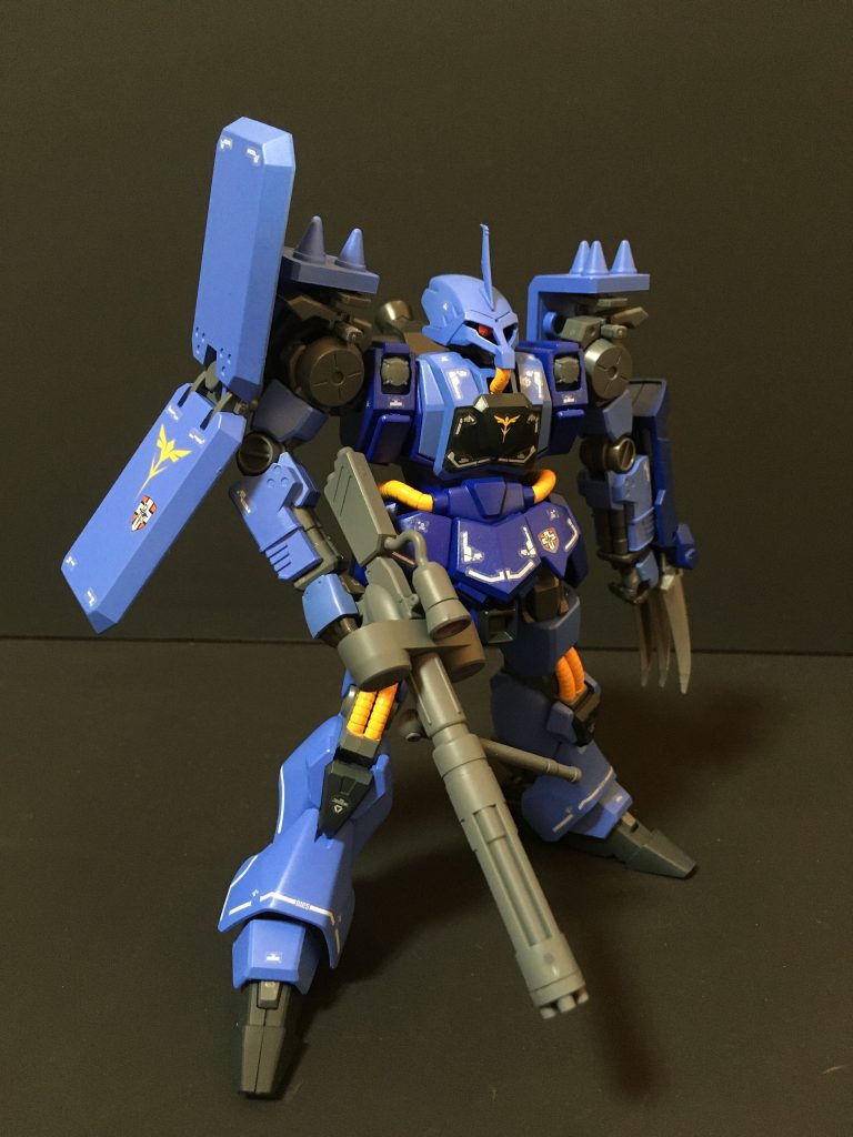 正面右側元々武闘派の機体なので改造は少なめです。ビルダーズパーツのブレードアンテナを頭部に装着させつつ、ゼズールのアイアンクローを左腕に装着させています。武装はヤクトドーガのビームガトリングガンとしています。マーキングはオリジン用とRGサザビー用を使用しています。