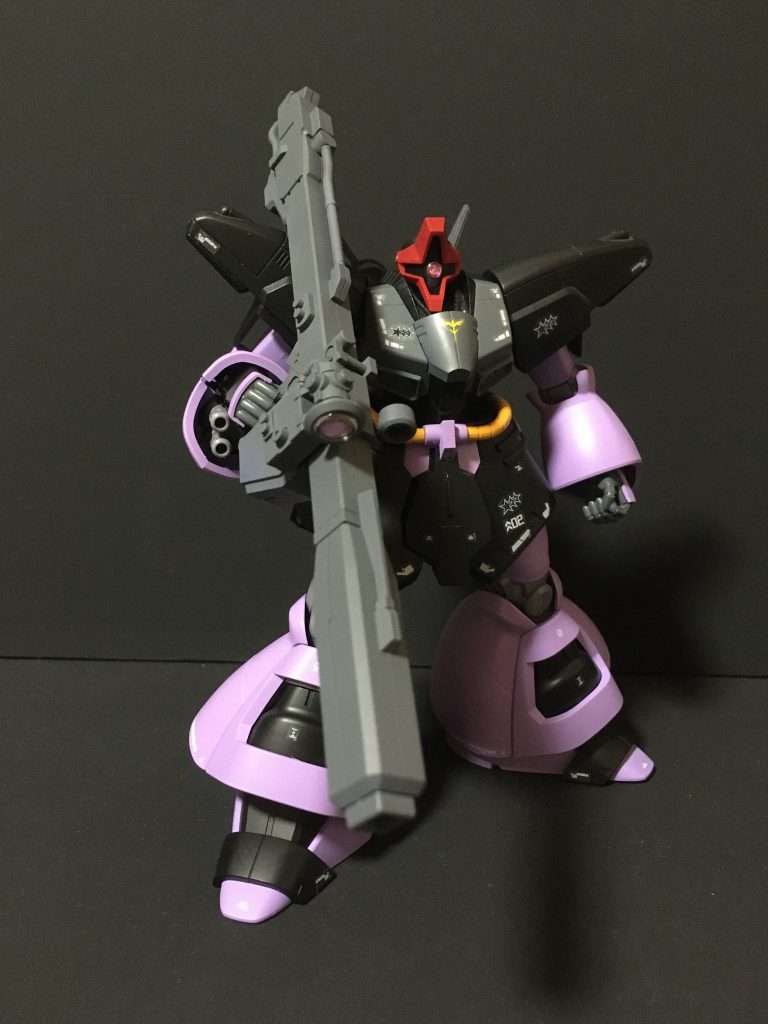 正面右側武装はドムのビームバズーカーを保持させています。1年戦争時より出力が強化されている脳内設定です。