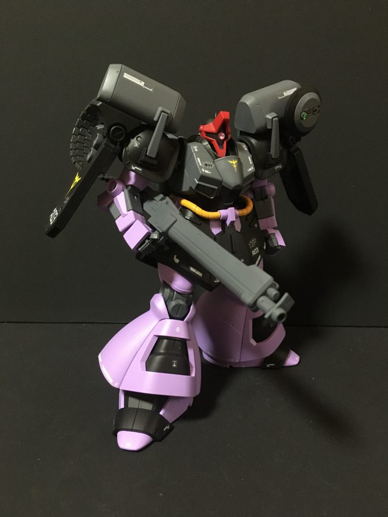 正面右側武装のゼクアイン・マシンガンは中長距離でも威力があるように強化されている脳内設定で、銃撃精度向上のためにレドームを装備させています。