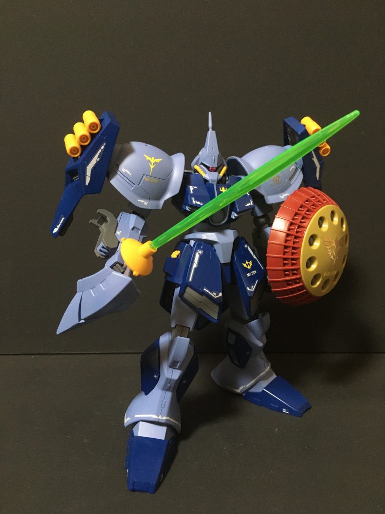 正面右側武装はRギャギャのビームサーベル、盾はギャン用ミサイルランチャー付き盾を装着させています。