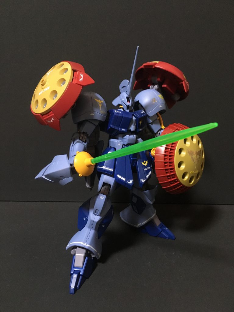 正面右側ギャン用ミサイルランチャー付き盾を装着させています。両肩の盾とダブりますが、ギャン系MSはやっぱりギャン盾を持たせるとしっくりきます。