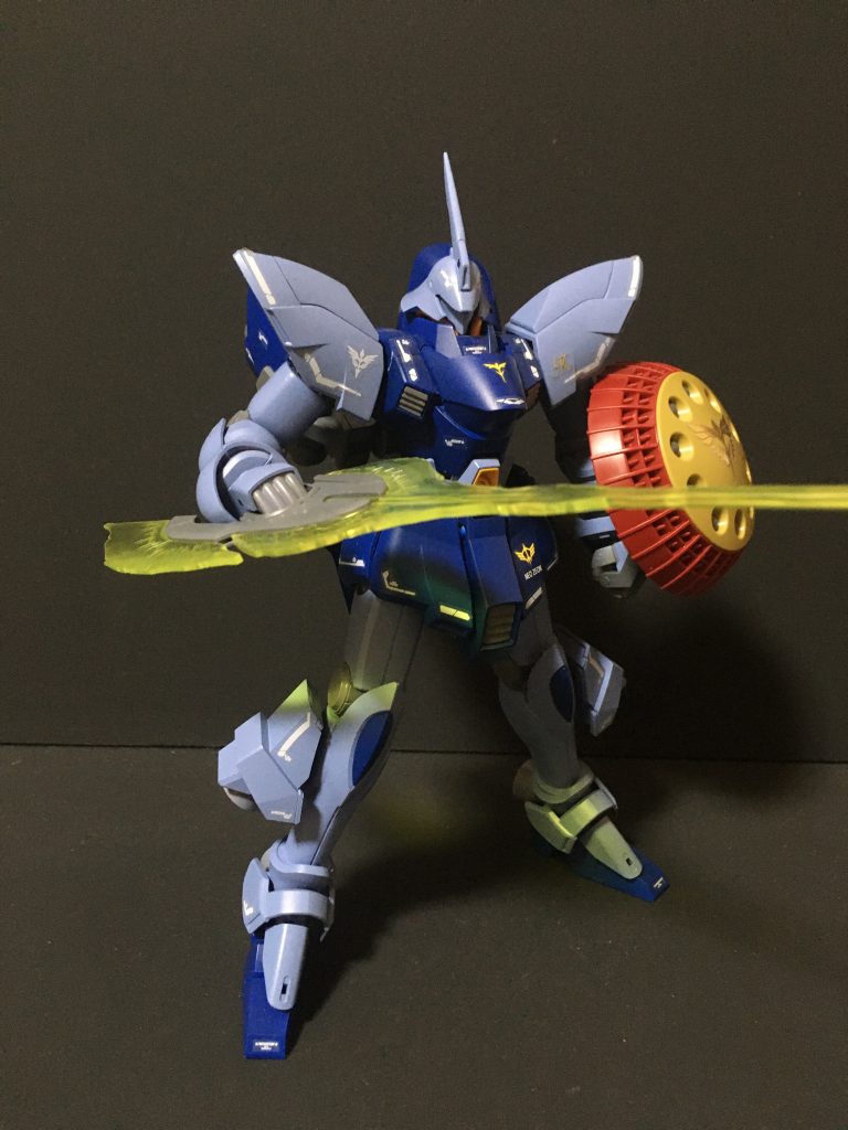 正面右側マクベ専用機ということで、ギャン用のミサイルランチャー付きシールドを保持させています。