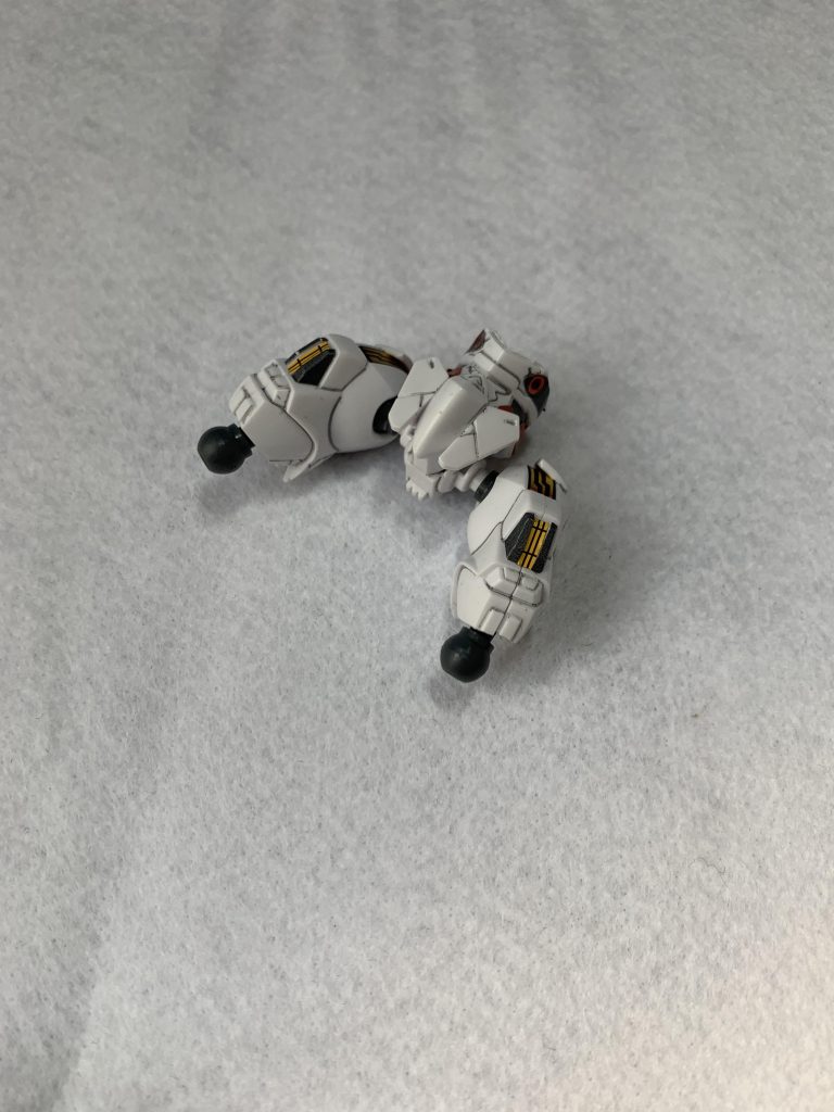 改造した部分です。分かりにくいですが、腹部パーツの上部をカットして前傾姿勢が取れるようになっています。脚部パーツはカットして、ボールデン仕込んでいます。本当に毎度お世話様です。