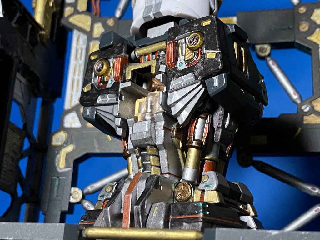 配線の造形などはRGνガンダムの内部フレームを彷彿とさせますね。