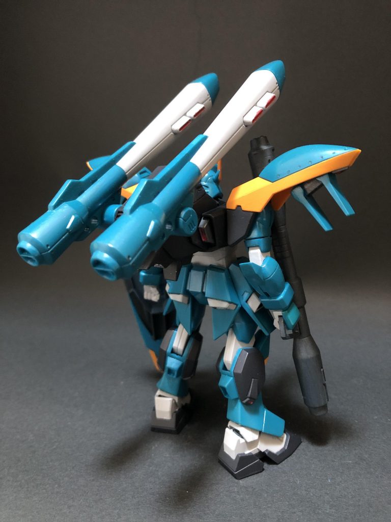 しっかりした自立。ちょっと前のガンプラは足元が安定している感じがります。