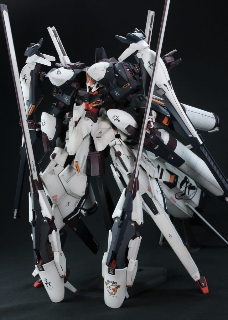 背面のパーツは出来るだけ本体と馴染むように塗り分け。塗装前はいかにも後から付けましたと言わんばかりだったので、機体自体のボリュームアップに見えるよう統一感を意識しました。