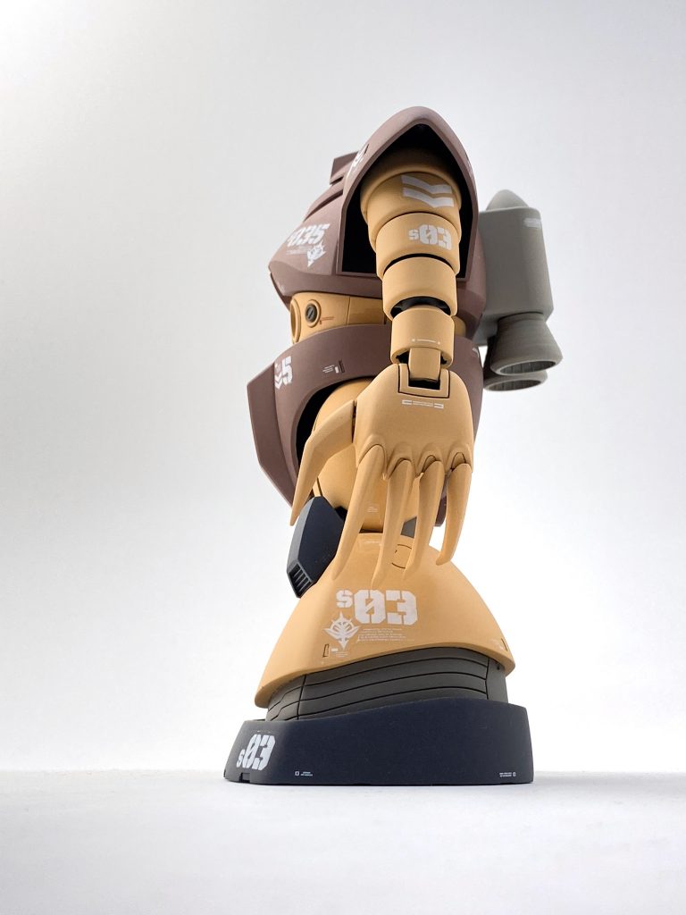 肩装甲の内側には巡航形態用の接続ダボがあるんですが、外から見えちゃうのでざっくり切断しました。マーキングはMSV時代のリアル画にあった「S-03」「5」をZEONOGRAHYっぽくグラフィカルに処理しました。